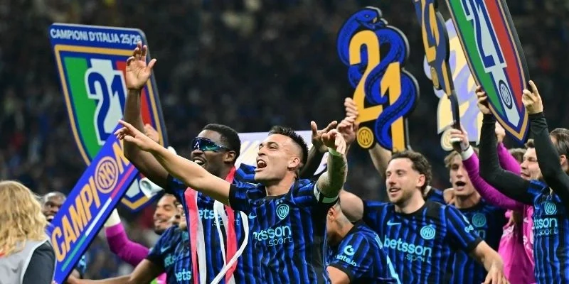 Có tổng cộng 20 đội bóng sẽ cùng nhau thi đấu tại Serie A
